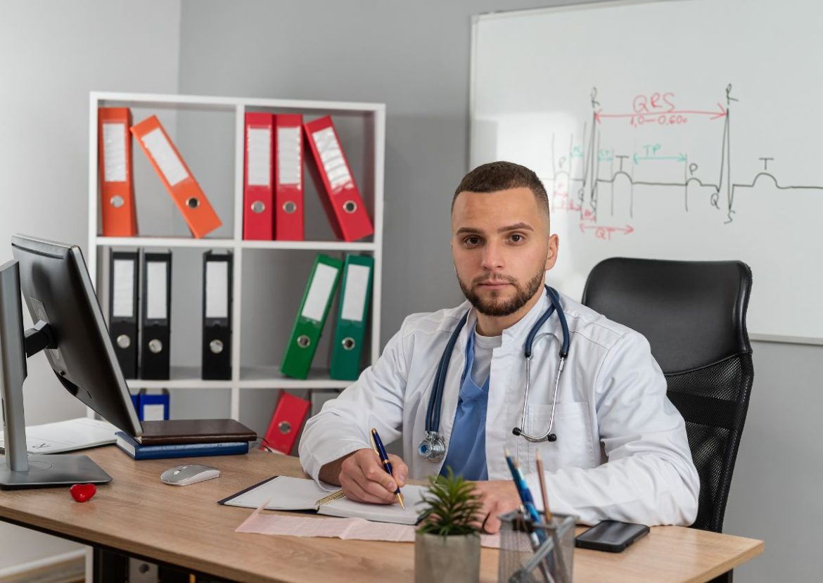 Médecin attentif au travail dans son cabinet médical de garde.
