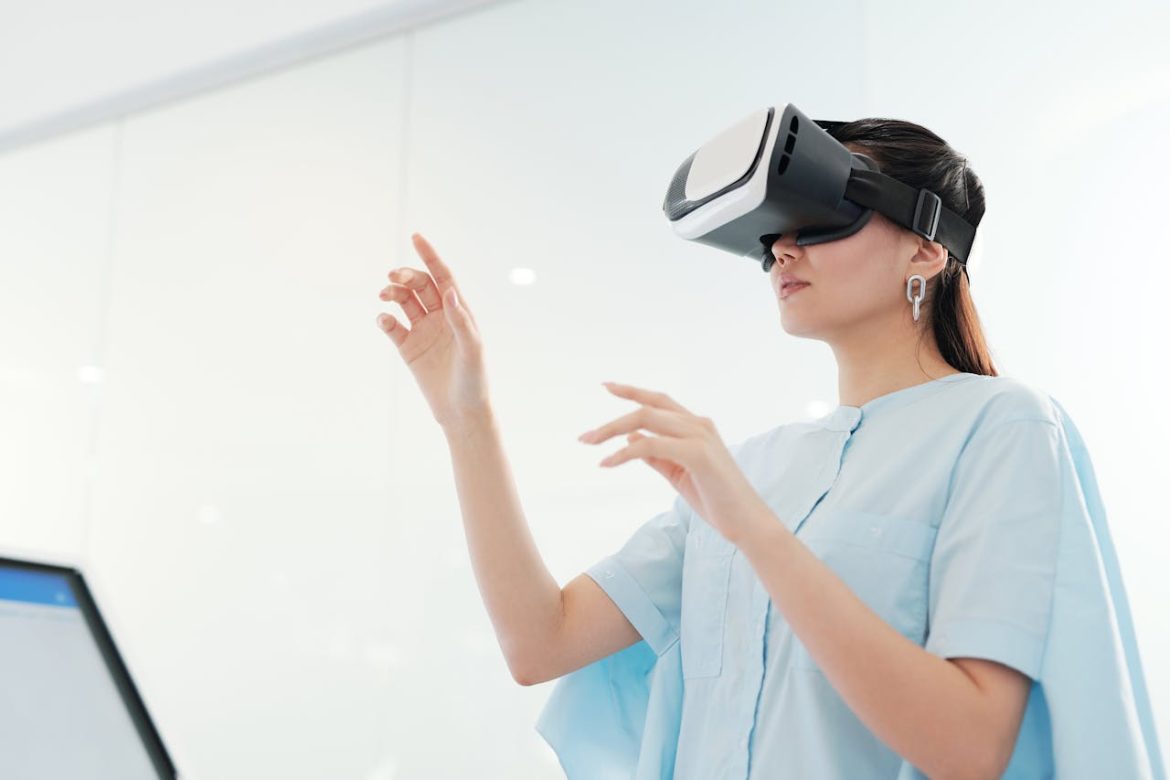 Une professionnelle de santé utilise un casque de réalité virtuelle pour explorer les meilleures solutions IA pour les médecins et la chirurgie dans un environnement médical moderne.