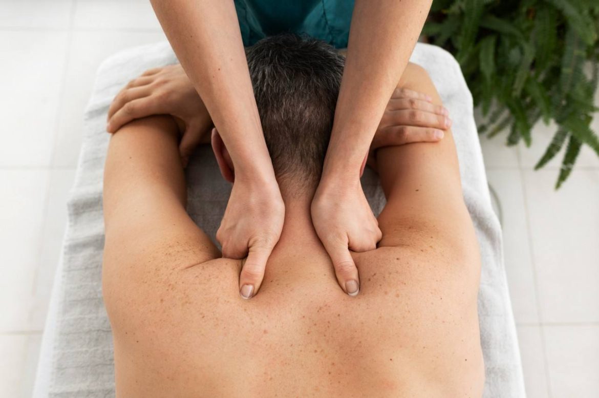 Praticien effectuant un massage deep tissue pour douleurs musculaires profondes au niveau du cou et des épaules.